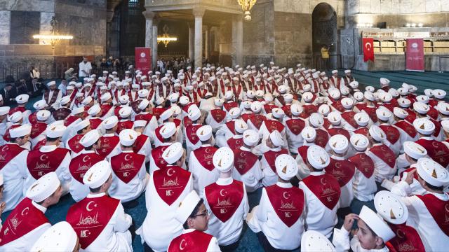 Ayasofya'da 15 Temmuz şehitleri için 253 hafızla hatim