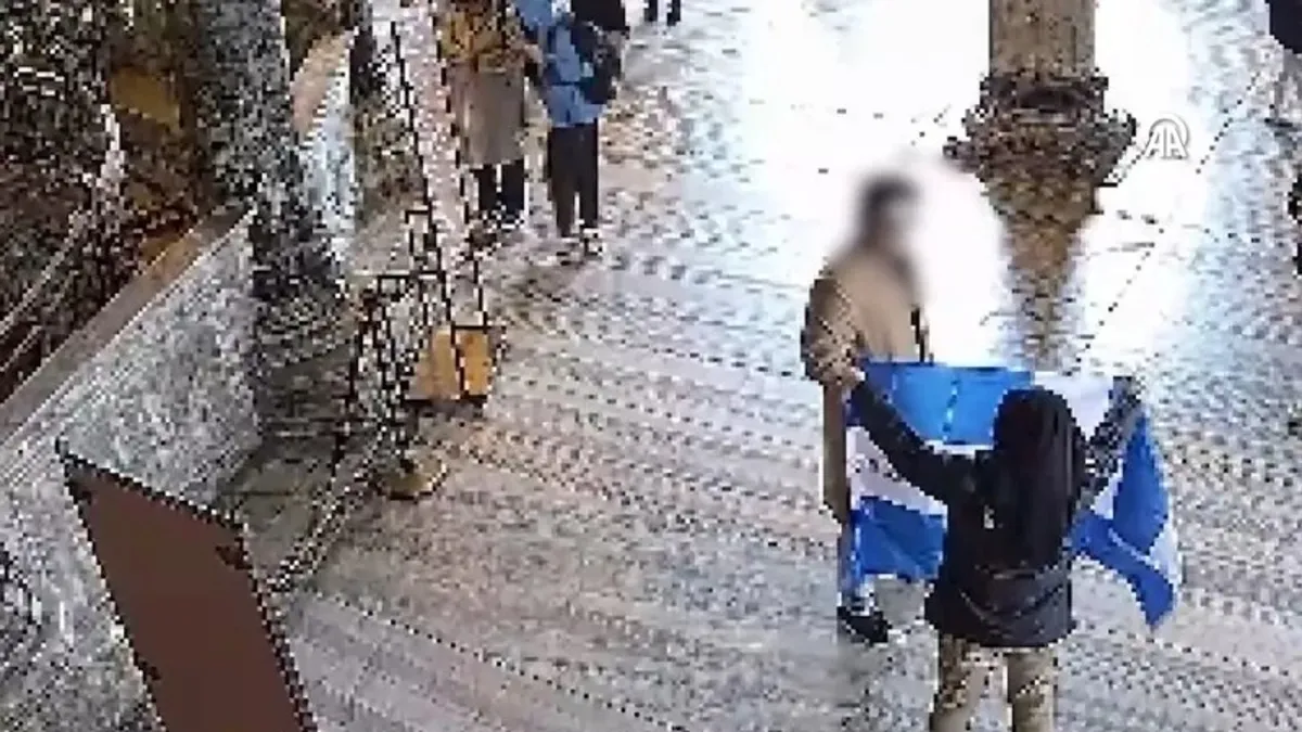 Ayasofya'da Bizans flaması açan Yunan provokatörler tahliye edildi