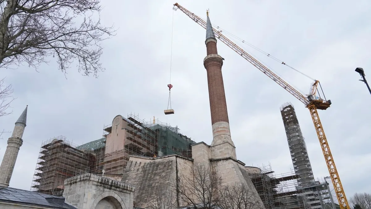 Ayasofya'da cumhuriyet tarihinin en kapsamlı restorasyonu başladı: İbadet devam ediyor