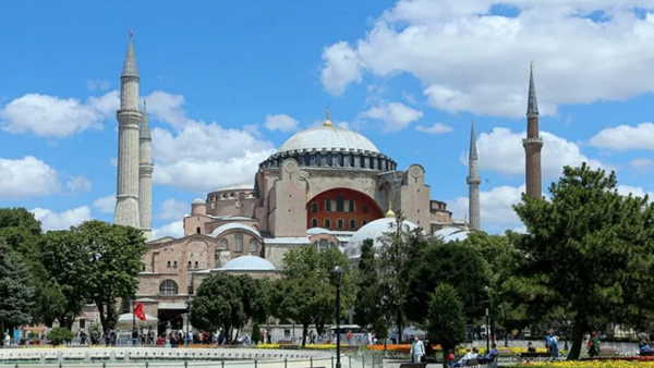 Ayasofya'da İncil okuyan 2 Rus turist gözaltına alındı