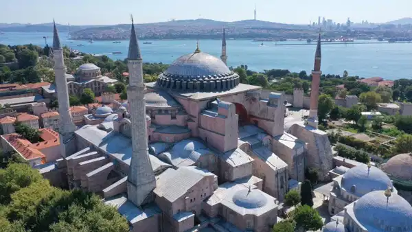 Ayasofya'da İncil okuyan 2 turiste gözaltı