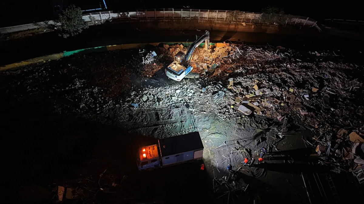 Ayazağa'da gece mesaisi: Sel felaketinin izleri siliniyor