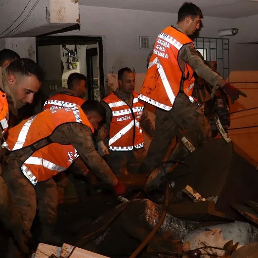 Ayazağa'da Jandarma Sel Temizliği Gece Boyunca Sürüyor