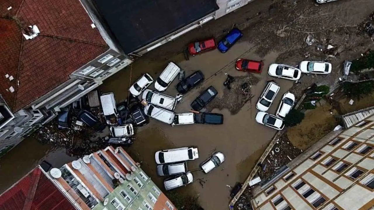 Ayazağa'da sel felaketi: Araçlar sürüklendi, hasar havadan görüntülendi