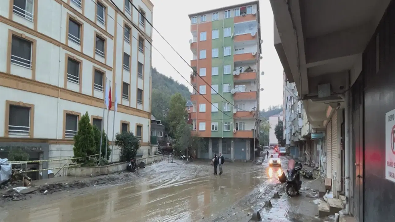Ayazağa'da Sel Sonrası Temizlik Başladı