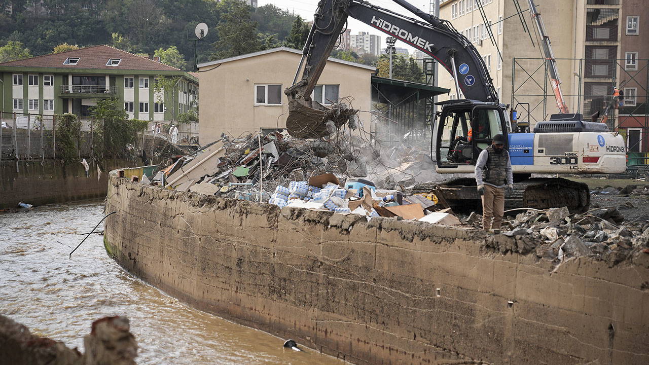 Ayazağa'da sel yıkımı: 19 dükkan ve stadyum yıkıldı