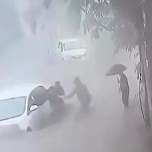 Ayazağa'da Selde Mahsur Kalan Sürücü Camdan Kurtarıldı
