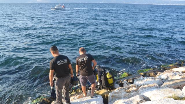 Aydın Kuşadası'nda dalgalara kapılan 12 kişiden 3'ü hayatını kaybetti