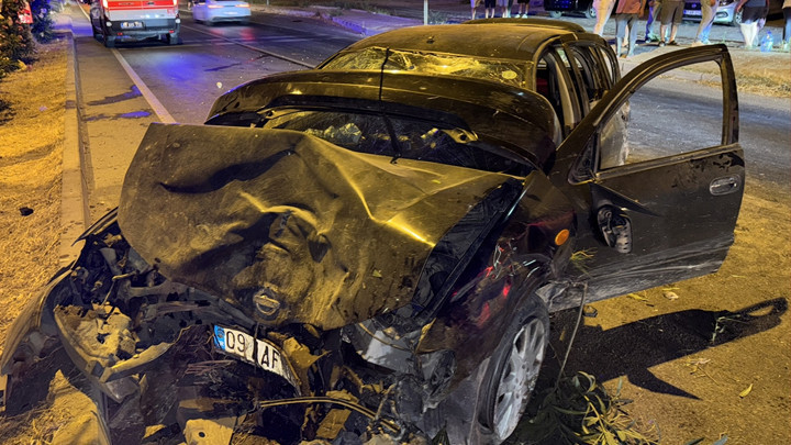 Aydın Söke'de otomobil ağaca çarptı: 6 kişi yaralandı