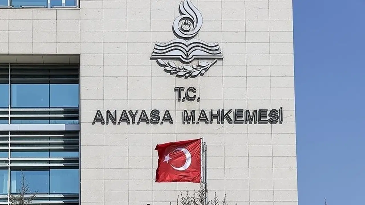 AYM'den cinsiyet değişikliğinde mahkeme kararı şartına onay