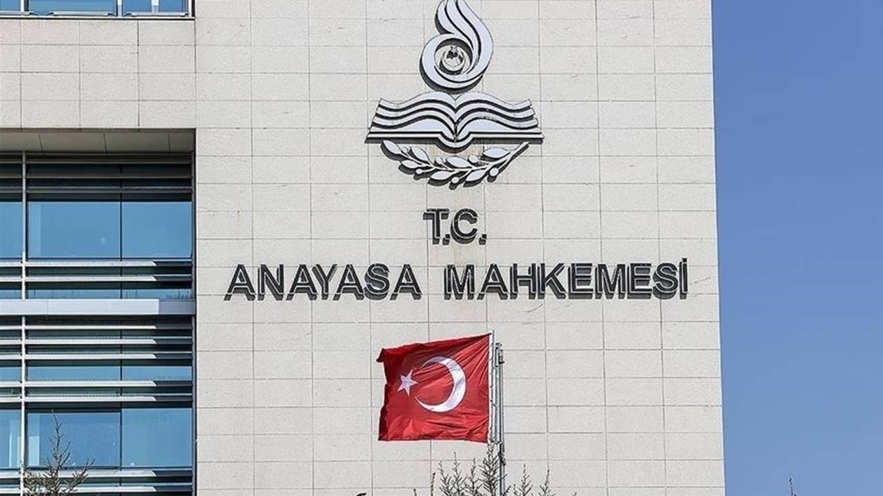 AYM'den Renkli Bileklik Kararı: İfade Özgürlüğü