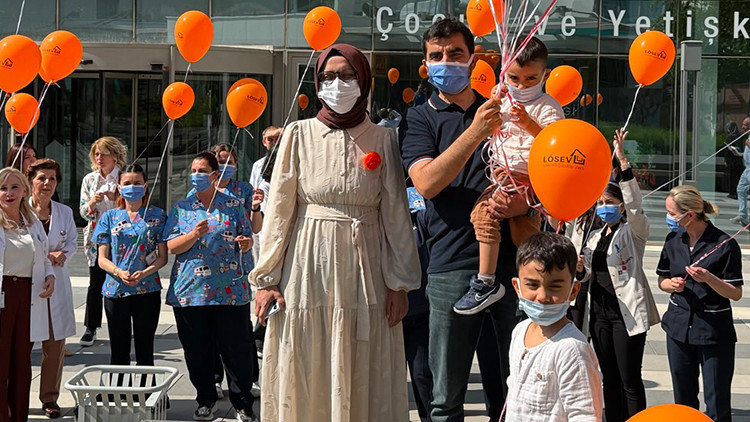 Ayşe hemşire, ağabeyinden yapılan nakille lösemiyi yendi