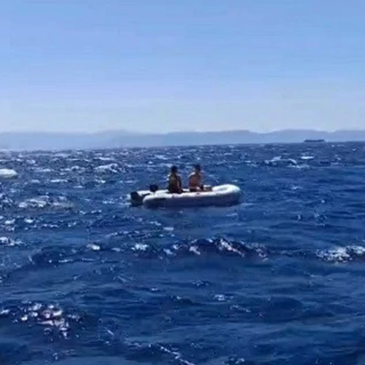 Ayvalık açıklarında lastik botta sürüklenen 2 kişi kurtarıldı