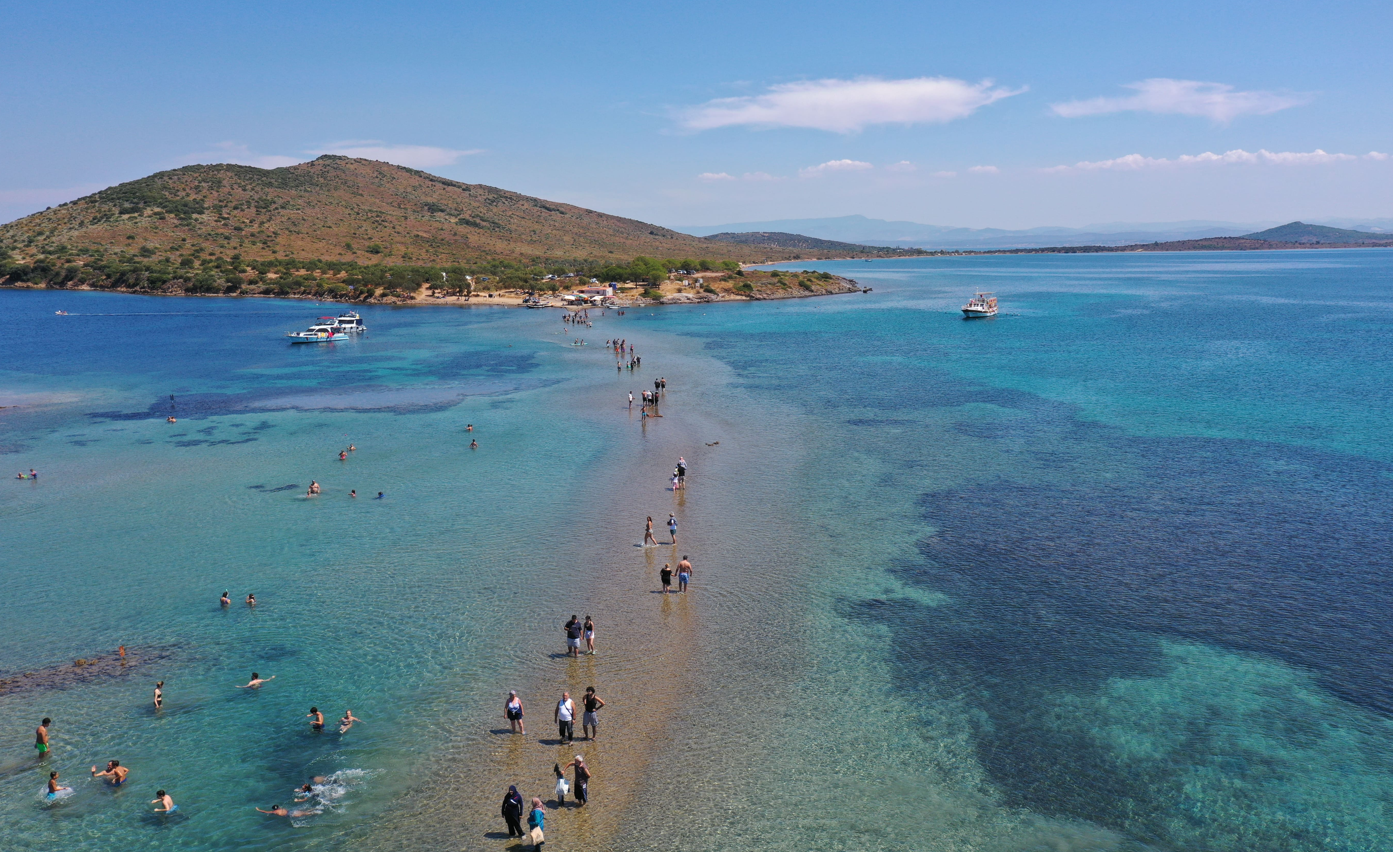 Ayvalık'ta Denizin İçinden Yürüyerek Ada Geçişi: Türkiye'nin En İlginç Rotası