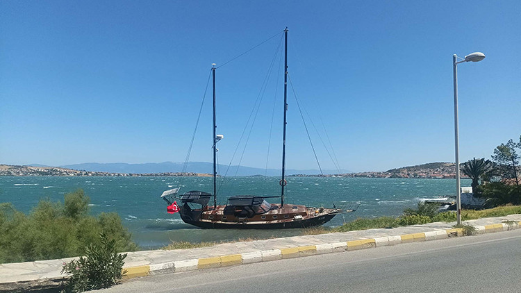 Ayvalık'ta Fırtına: Tonozundan Kopan Yelkenli Karaya Oturdu