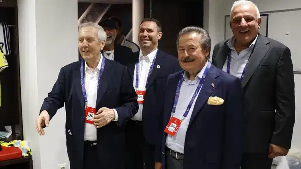 Aziz Yıldırım, Lyon Zaferi Sonrası Soyunma Odasında Futbolcuları Kutladı