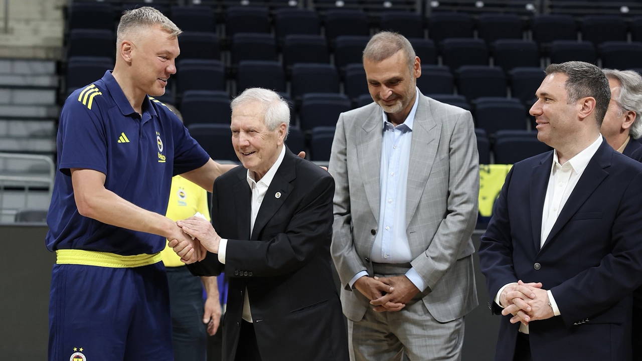 Aziz Yıldırım'dan derbi öncesi basketbol takımına ziyaret