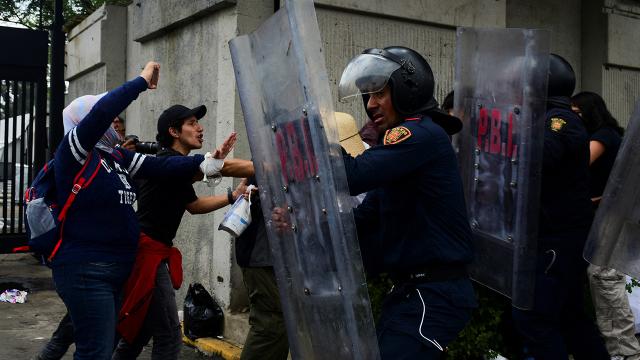 Azteca Stadyumu önünde şiddet: Biletsiz taraftarlar ve protestocular polisle çatıştı