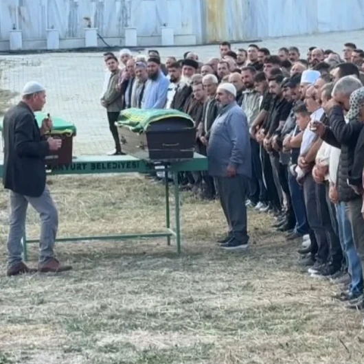 Baba iki evladının cenazesinde imam oldu: Yürek yakan veda