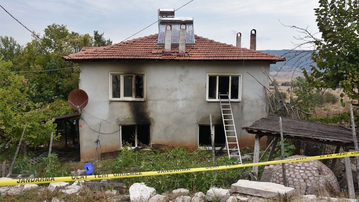 Baba ve kızı yangında hayatını kaybetti, anne son anda kurtuldu