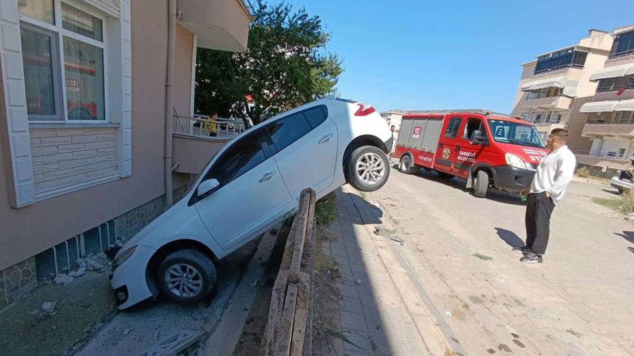 Babaeski'de Otomobil Bahçe Duvarına Asılı Kaldı: Kazayla İlgili Soruşturma Başlatıldı