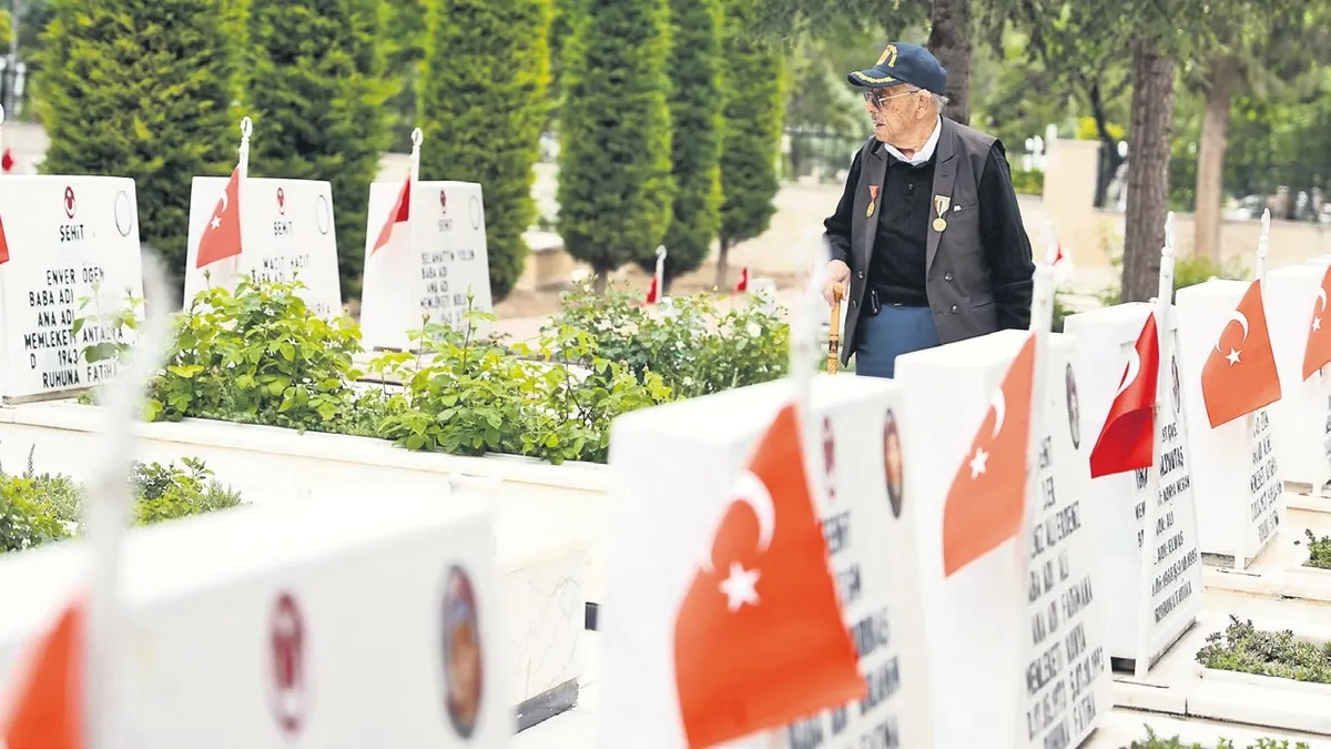 Babasının İstiklal Madalyası'nı göğsünde taşıyan Kore gazisi İhsan dede