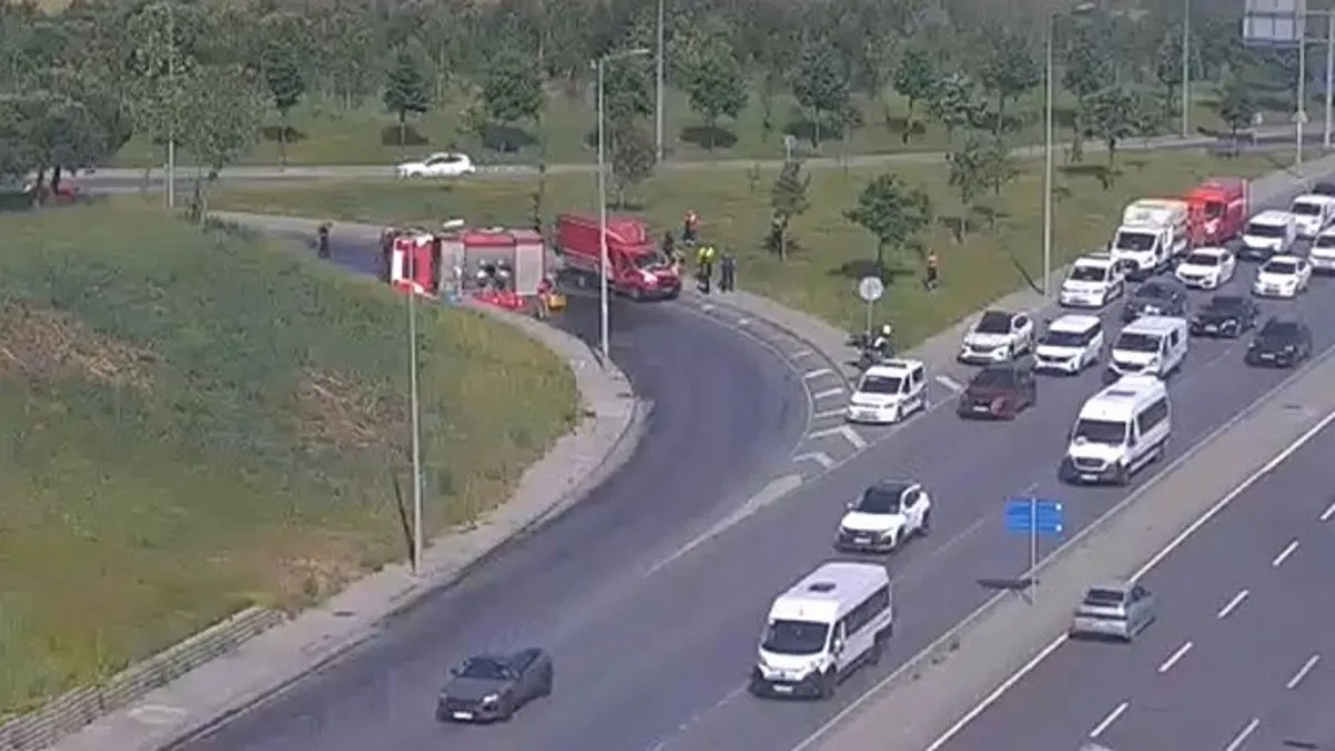 Bağcılar'da İtfaiye Aracı Devrildi: Trafikte Kaos