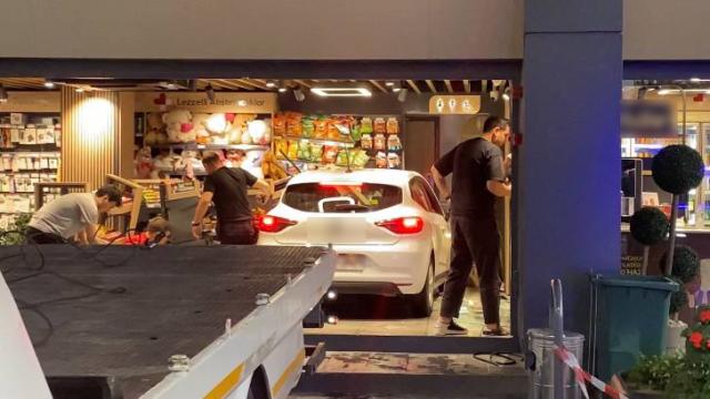 Bağcılar'da markete giren otomobil bir kişiyi yaraladı