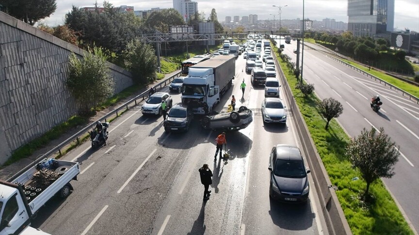 Bağcılar TEM'de 5 Araçlı Zincirleme Kaza: Yaralılar Var