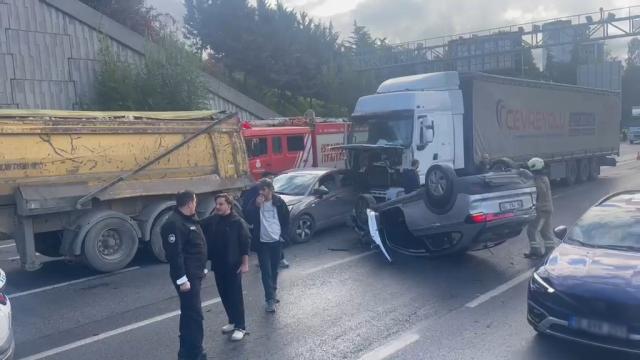 Bağcılar'da Zincirleme Kaza: 2 Yaralı, 2 Şerit Kapalı