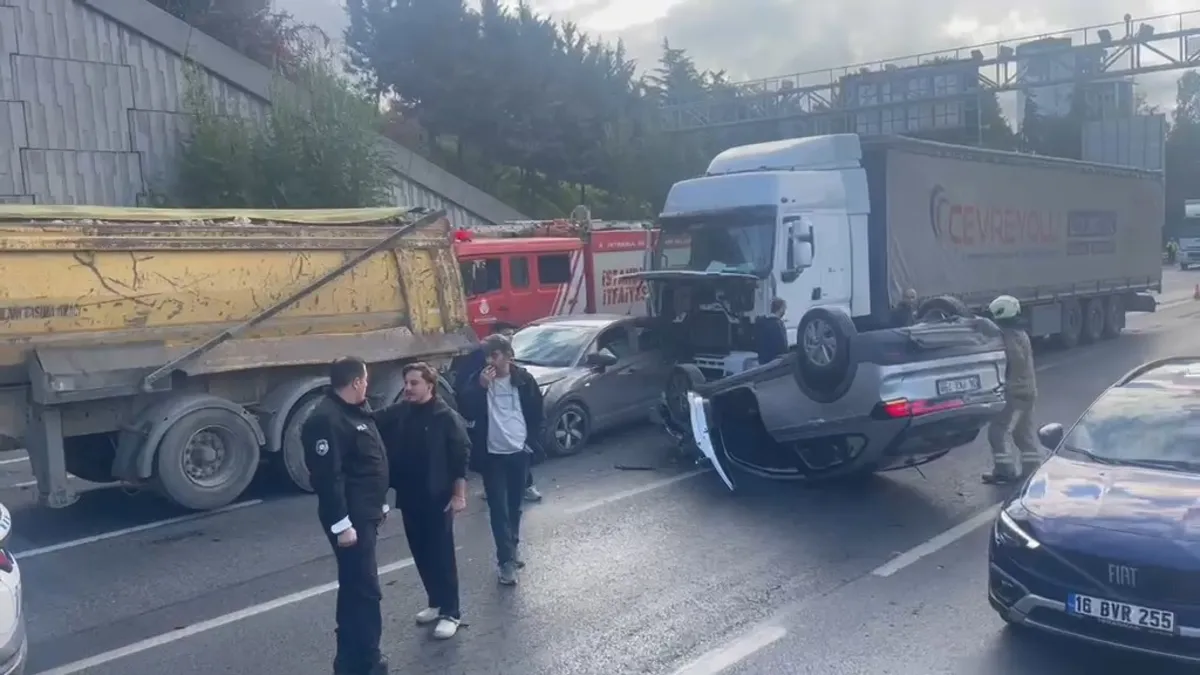 Bağcılar'da Zincirleme Kaza: Hafriyat Kamyonu ve TIR Çarpıştı