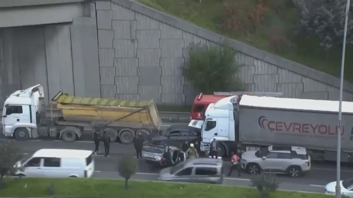 Bağcılar'da zincirleme kaza: Hafriyat kamyonu TIR'a çarptı, 3 şerit kapalı