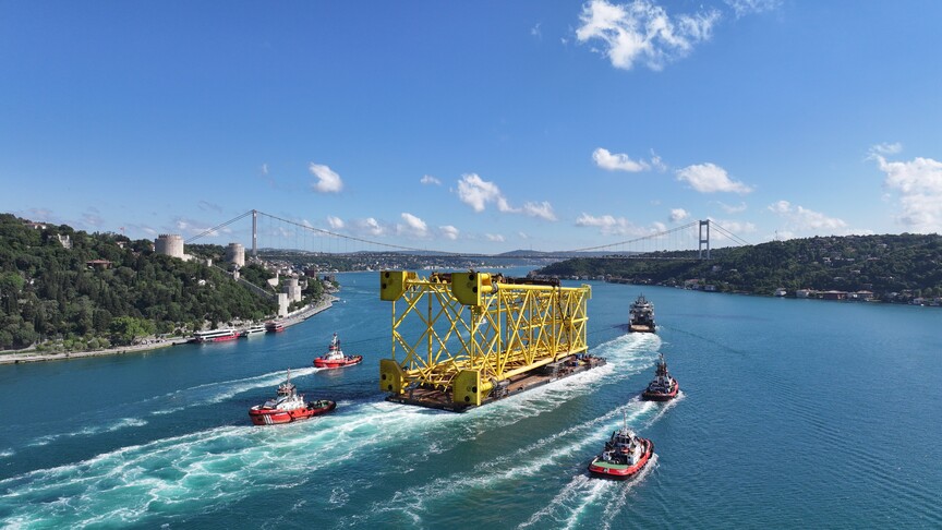 Bahama bayraklı boru döşeme gemisi CASTRO XI, İstanbul Boğazı'ndan geçti