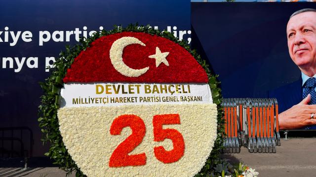 Bahçeli'den AK Parti'nin 25. Yılına Özel Çelenk Gönderimi
