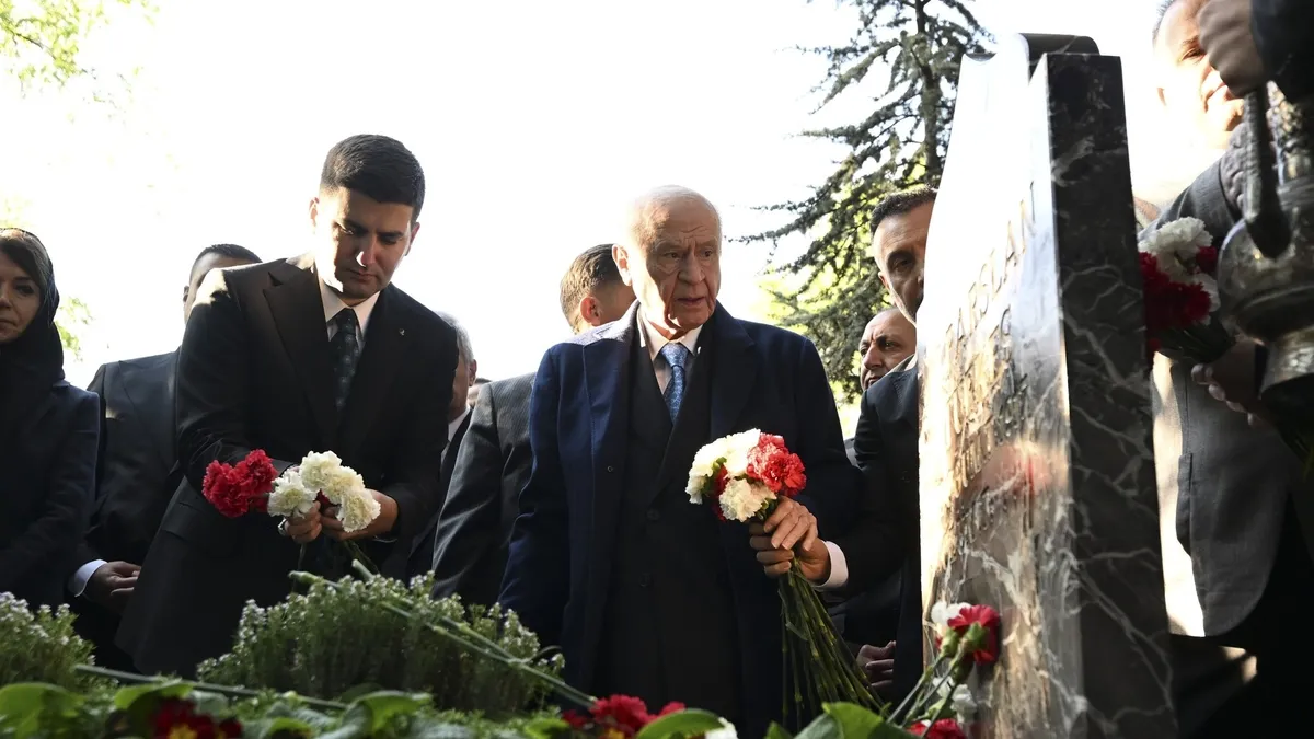 Bahçeli, Bayram Namazı Sonrası Türkeş'in Mezarını Ziyaret Etti