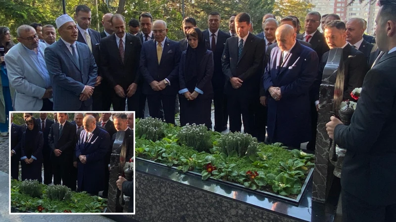 Bahçeli, Kurban Bayramı'nda Türkeş'in anıt mezarını ziyaret etti