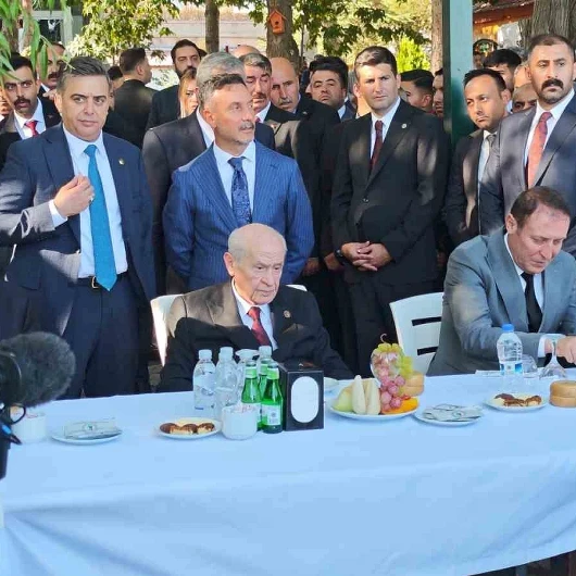 Bahçeli, Malazgirt Zaferi'nin Yıl Dönümünde Ahlat'ta Vatandaşlarla Buluştu