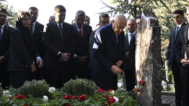 Bahçeli, Türkeş'in kabrini ziyaret etti
