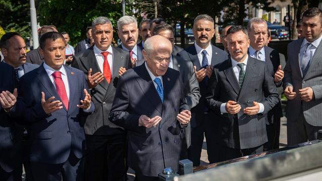 Bahçeli, Ülkücü Şehitler Anıtı'nda Dua Etti