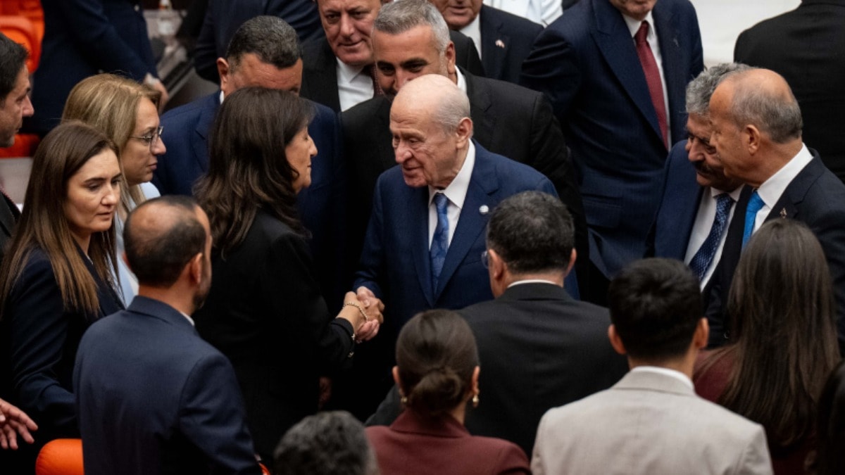 Bahçeli zılgıtlarla karşılandı, PKK infaz erteleme yasası Meclis'te