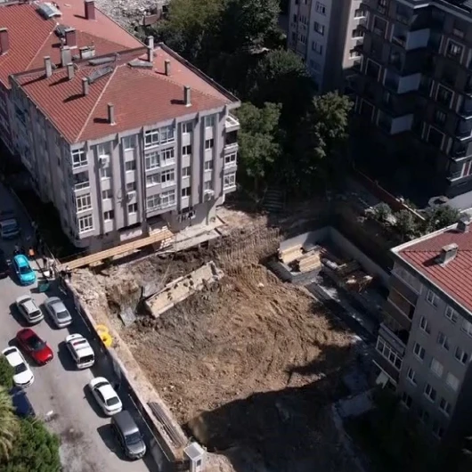 İstanbul Bahçelievler'de 5 Katlı Binanın İstinat Duvarı Çöktü