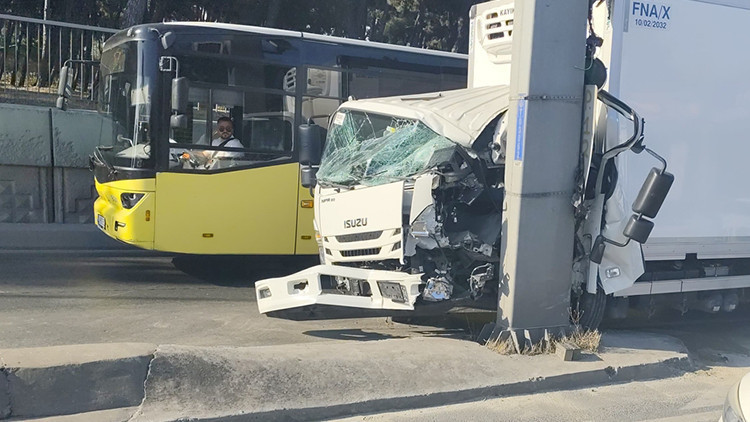 Bahçelievler'de kamyonet D-100'de yön direğine çarptı: 1 yaralı
