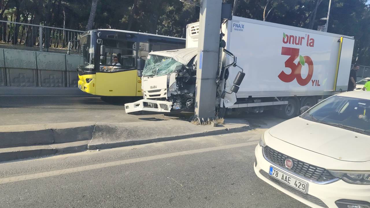 Bahçelievler'de kamyonet direğe çarptı: şoför yaralandı