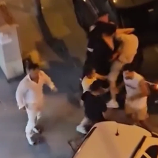 Bahçelievler'de Bıçaklı Kavga Kamerada: Aracın Üstünde Öldüresiye Dövdüler