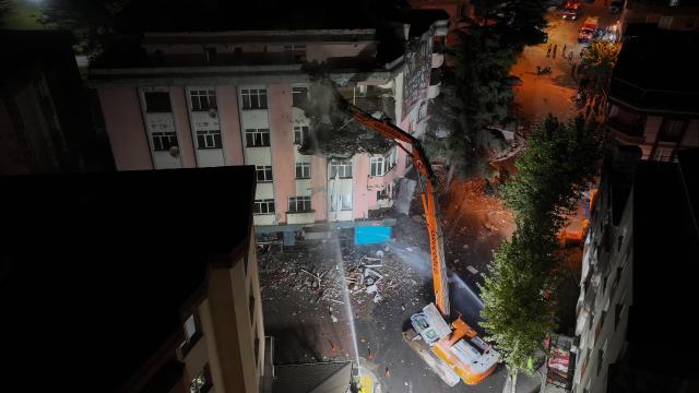 Bahçelievler'deki riskli binanın yıkımı başladı