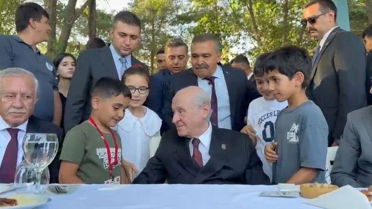 Bahçeli'nin Ahlat'ta Çocuklarla Diyaloğu Gündem Oldu