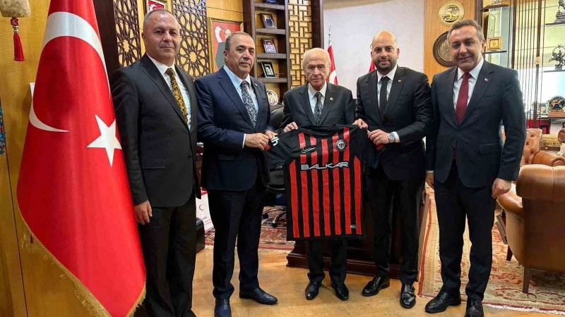 Bahçeli'ye Çorum FK forması hediye edildi