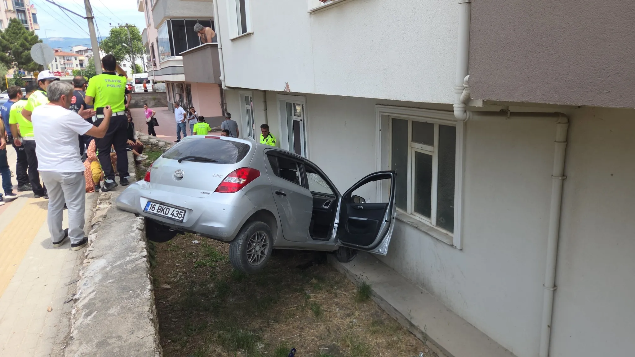 Bahçeye uçan otomobilde can pazarı: 2'si çocuk 3 yaralı