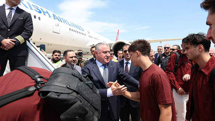 Bakan Bak, A Milli Futbol Takımı'nı ABD'ye uğurladı