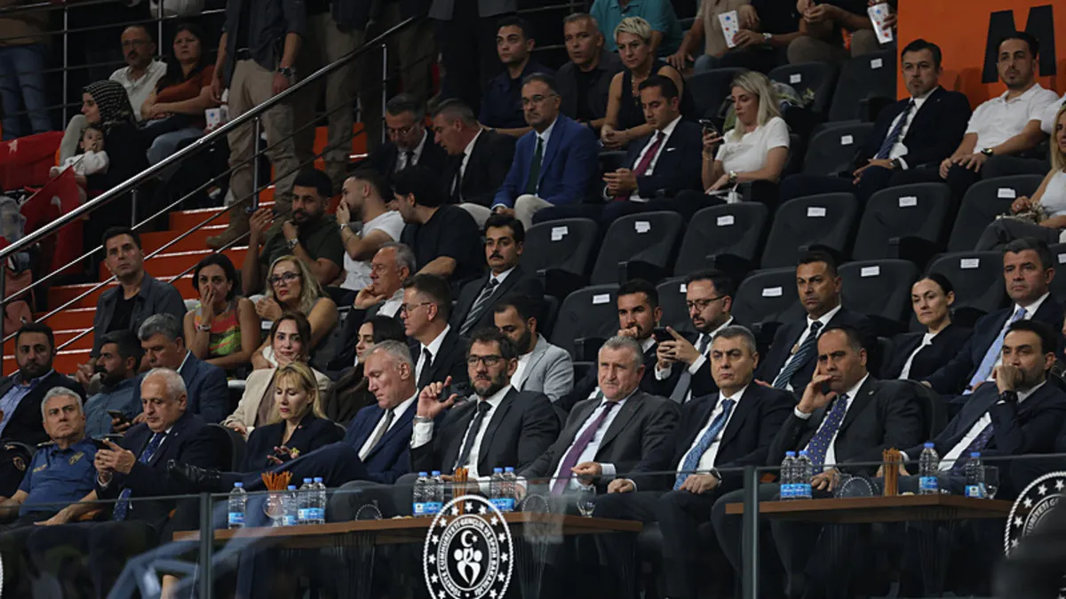 Bakan Bak, Fenerbahçe Tarfin'i Tebrik Etti